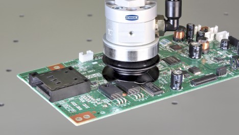 Безпечне вакуумне транспортування делікатних електронних компонентів завдяки продукції Schmalz